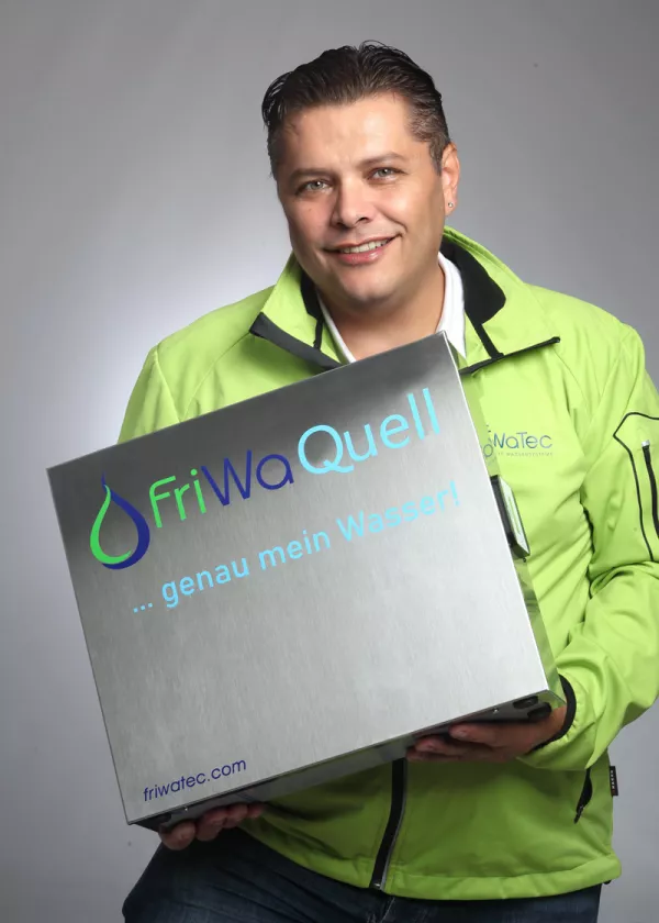 Wasserfilter Experte Hans Fritsch mit dem FriWaQuell Wasserfilter